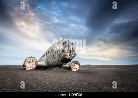 Débris d'une marine des États-Unis Super Douglas DC-3 qui s'est écrasé sur la plage noire à Solheimasandur, région Sud, Islande Banque D'Images