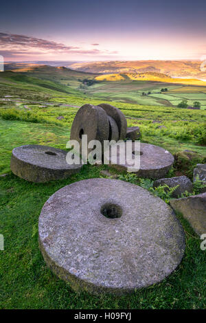 Stanage Edge meules au lever du soleil, parc national de Peak District, Derbyshire, Angleterre, Royaume-Uni, Europe Banque D'Images