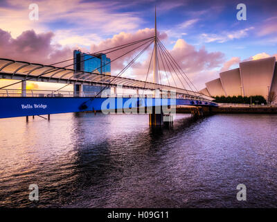 Un magnifique coucher de soleil sur le pont de cloches, Glasgow, Ecosse, Royaume-Uni, Europe Banque D'Images