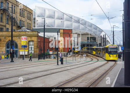 Les lignes de tram métro entrant dans la gare Victoria de Manchester, Angleterre. Banque D'Images