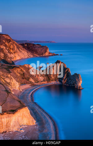 L'arche de pierre calcaire Durdle Door et st oswald's Bay s'étendant le long de la Côte Jurassique, au crépuscule, l'UNESCO, Dorset, UK Banque D'Images