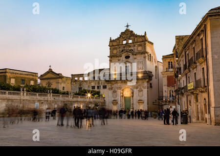 Les personnes bénéficiant de passeggiata à Piazza Duomo, sur la petite île d'Ortigia, UNESCO World Heritage Site, Syracuse, Sicile, Italie Banque D'Images