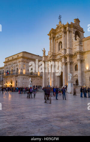 Les personnes bénéficiant de passeggiata à Piazza Duomo, sur la petite île d'Ortigia, UNESCO World Heritage Site, Syracuse, Sicile, Italie Banque D'Images