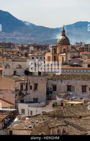 Vue sur les toits de Palerme avec les collines au-delà, en Sicile, Italie, Europe Banque D'Images