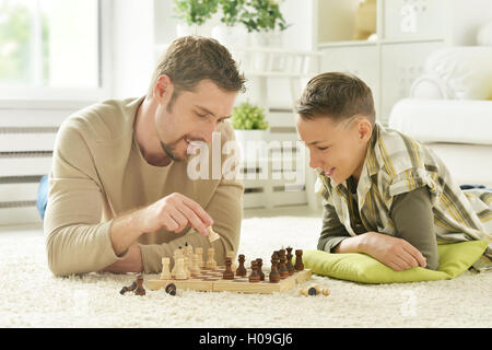 Père et fils jouant aux échecs Banque D'Images