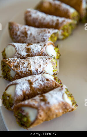 Cannoli siciliens traditionnels disposés sur une assiette, Sicile, Italie, Europe Banque D'Images