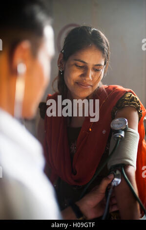 Un médecin prend la pression artérielle d'une femme dans un hôpital au Népal, Asie Banque D'Images