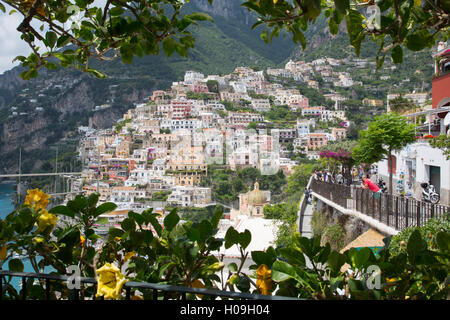 Positano et Chiesa di Santa Maria Assunta, Province de Salerne, Costiera Amalfitana (Côte Amalfitaine), l'UNESCO, Campanie, Italie Banque D'Images