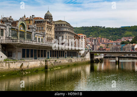 La gare de Bilbao-Abando et la rivière Nervión, Bilbao, Biscaye (Vizcaya), Pays Basque (Euskadi), Espagne, Europe Banque D'Images
