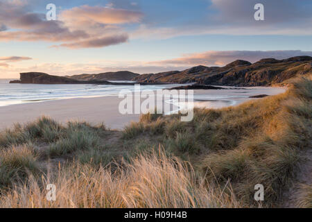 La lumière de fin de soirée sur les dunes à Oldshoremore, Sutherland, Scotland, Royaume-Uni, Europe Banque D'Images