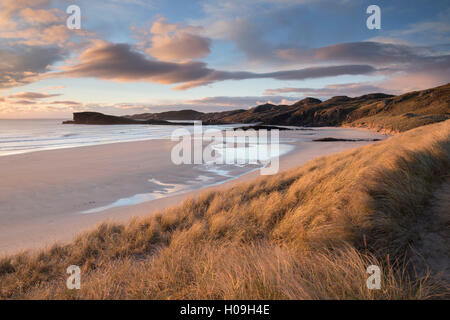 La lumière de fin de soirée sur les dunes à Oldshoremore, Sutherland, Scotland, Royaume-Uni, Europe Banque D'Images