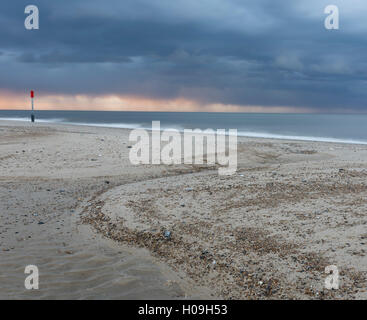 Un ciel d'orage sur la côte à Winterton sur Mer, Norfolk, Angleterre, Royaume-Uni, Europe Banque D'Images