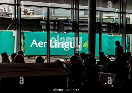 Dublin Airport Terminal 2. Les passagers d'Aer Lingus en attente d'embarquement à bord des aéronefs. Banque D'Images