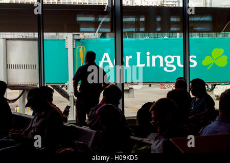 Dublin Airport Terminal 2. Les passagers d'Aer Lingus en attente d'embarquement à bord des aéronefs. Banque D'Images