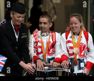 La société britannique Neil Fachie et Lora Turnham retour à l'aéroport de Heathrow, Londres. ASSOCIATION DE PRESSE Photo. Photo date : mardi 20 septembre 2016. Les Jeux Paralympiques GO squad de retour au Royaume-Uni après avoir recueilli 147 médailles pour terminer deuxième de la Rio 2016 médaille paralympique tableau, dépassant leur total de 120 à partir de Londres 2012. ASSOCIATION DE PRESSE Photo. Crédit photo doit se lire : Steve Parsons/PA Wire Banque D'Images