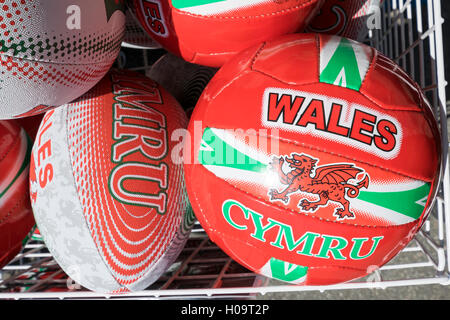 Pays de Galles Cymru Rugby balles et ballons à vendre Banque D'Images