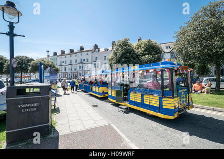 Train touristique Dotto Llandudno North Wales au soleil du printemps en attente de depart Banque D'Images