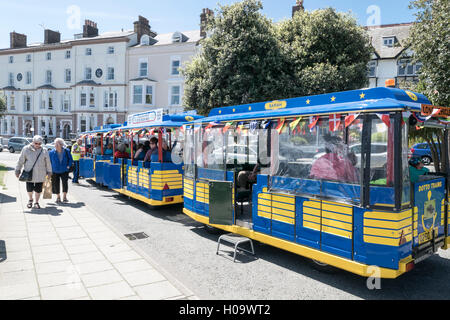 Train touristique Dotto Llandudno North Wales au soleil du printemps en attente de depart Banque D'Images