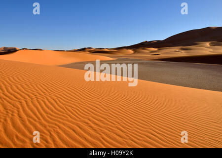 Dunes de sable dans Djerane, Tadrart, le Tassili n'Ajjer National Park, UNESCO World Heritage Site, désert du Sahara, l'Algérie Banque D'Images