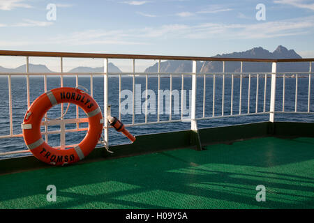 Les îles Lofoten, Nordland, Norvège du nord de 'Nordlys' bateau ferry Hurtigruten avec anneau de sauvetage bouyancy Banque D'Images