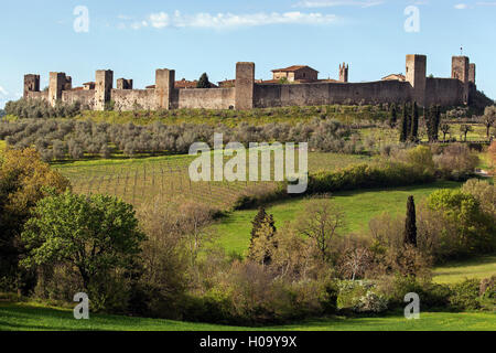 Mur de la ville avec les tours fortifiées, Monteriggioni, Toscane, Italie Banque D'Images