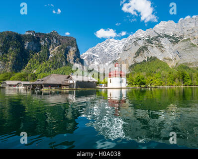 Reflet dans l'eau, Königssee avec église de pèlerinage Saint Barthélémy et massif du Watzmann, parc national de Berchtesgaden Banque D'Images