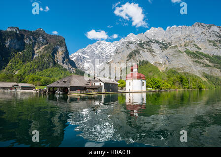 Reflet dans l'eau, Königssee avec église de pèlerinage Saint Barthélémy et massif du Watzmann, parc national de Berchtesgaden Banque D'Images