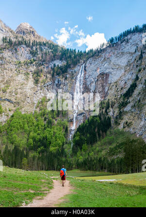 Randonneur sur façon d'Röthbach Cascade, plus haute cascade en Allemagne, salet am Königssee, parc national de Berchtesgaden Banque D'Images