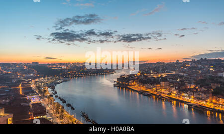 Vue sur Porto, avec Rivière Douro, crépuscule, Porto, Portugal Banque D'Images