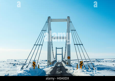 Pont sur la rocade sur la rivière Jökulsa a aussi Jokulsaabreidhamerkursandi Breidamerkursandi, hiver, l'Islande, Islande Banque D'Images