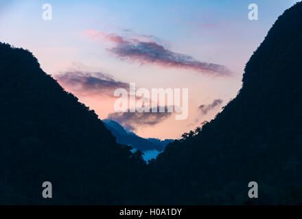 Montagnes, montagnes karstiques sur la rivière Nam Ou, Coucher de soleil, Nong Khiaw, Province de Luang Prabang, Laos Banque D'Images