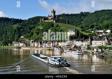 Cargo sur la Moselle, vue de Cochem avec le Château Reichsburg Cochem, sur l'Mosellele, Rhénanie-Palatinat, Allemagne Banque D'Images