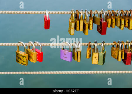 De nombreux verrous colorés sont bloqués à un câble d'acier pour un vœu d'amour, Bamberg, Bavière, Allemagne Banque D'Images