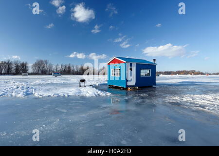Chalet de pêche sur glace sur le fleuve Saint-Laurent, Maple Grove, Québec, Canada Banque D'Images