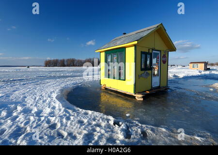 Chalet de pêche sur glace sur le fleuve Saint-Laurent, Maple Grove, Québec, Canada Banque D'Images