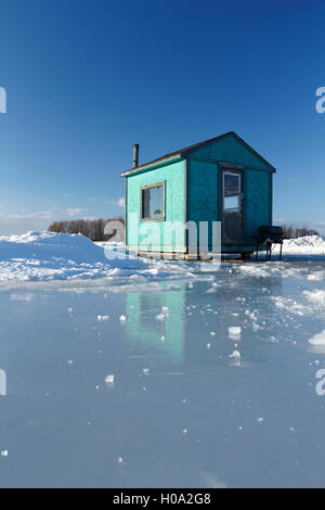 Chalet de pêche sur glace sur le fleuve Saint-Laurent, Maple Grove, Québec, Canada Banque D'Images