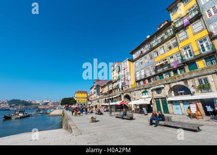 Maisons colorées le long de la rivière Duoro, Porto, Portugal Banque D'Images