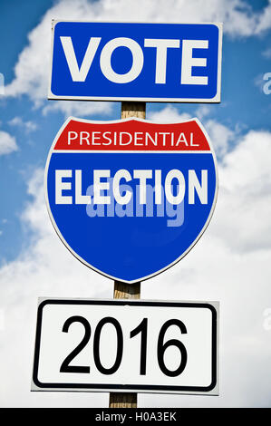 Vote de l'élection présidentielle 2016 written on american roadsign Banque D'Images