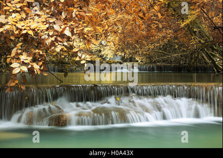 Cascade de Huay mae khamin en Thaïlande saison d'automne Banque D'Images