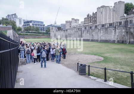 Groupe d'excursionnistes à la norman construit la Tour de Londres, Angleterre. Banque D'Images