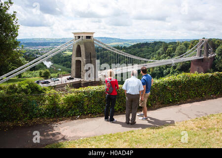 Vue depuis l'autre côté de la Bristol Clifton Suspension Bridge à la rivière Avon ci-dessous flwoing brown et large dans l'Avon Gorge. Banque D'Images