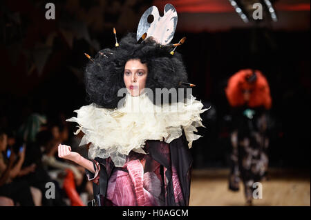 Modèles sur le podium lors de la Vin & Omi Printemps/Été 2017 La Semaine de la mode de Londres montrent au centre des congrès, Londres. ASSOCIATION DE PRESSE Photo. Photo date : lundi 19 septembre, 2016. Voir l'histoire de mode de consommation PA. Crédit photo doit se lire : Alan D'Ouest/PA Wire Banque D'Images