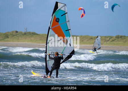 Planche à voile à Rhosneigr Beach, Anglesey, Banque D'Images