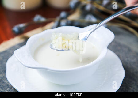 Soupe sucrée de salanganes ou nid d'oiseau dans une tasse blanche en Asie Banque D'Images