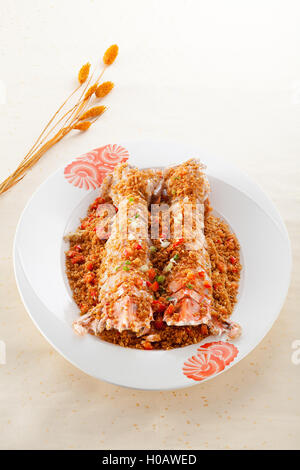Frite salée crevettes Mantis dans un style thaï on white plate Banque D'Images