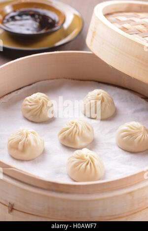 Durian Xiao Long Bao ou chinoise boulettes en bac de bambou Banque D'Images