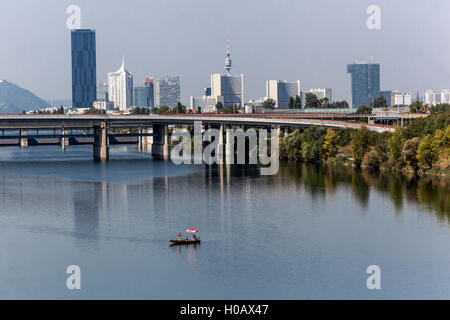 Vue sur le Danube de Vienne, Centre international de Vienne (CIV), Uno City, Vienne, Autriche Banque D'Images