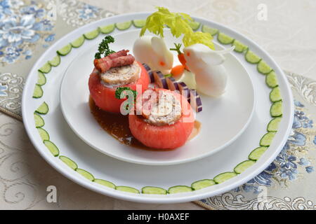 Boeuf poêlé avec un gâteau aux fruits rouges et d'herbes lapin blanc sur plaque dans un restaurant asiatique Banque D'Images