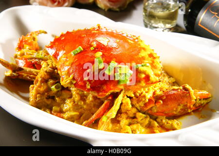 Crabe frit avec des sauces spéciales dans un style chinois on white plate Banque D'Images