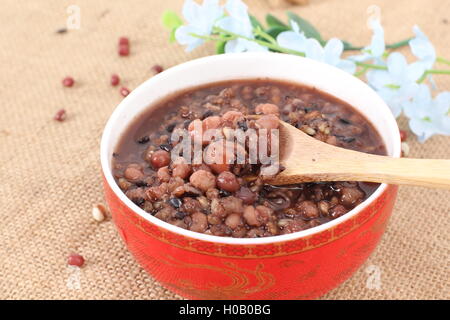 Soupe sucrée de haricots de lotus dans un style chinois sur red bowl Banque D'Images